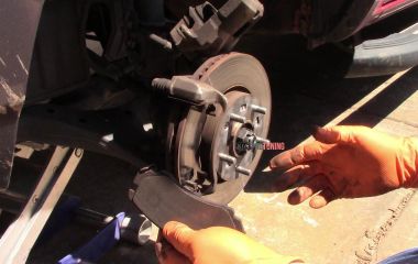 Замена тормозных колодок на Kia Sportage 2: пошаговая инструкция и советы по замене передних колодок