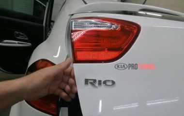 Замена заднего стоп сигнала и лампочек на Киа Рио 4: Подробная инструкция